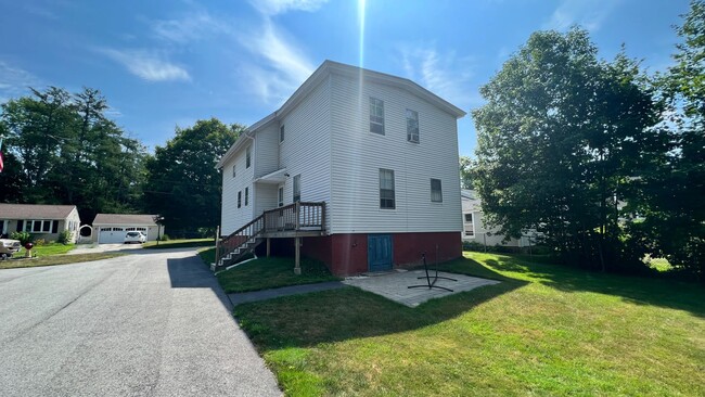 Building Photo - 2 Bedroom, 1 Bath Duplex in Quiet Dover Ne...