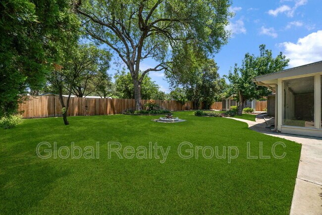 Building Photo - 425 Crestwood Dr