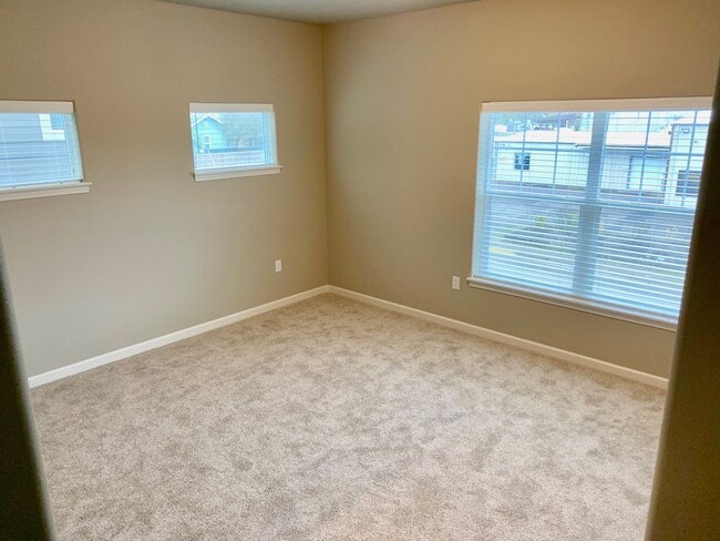 Building Photo - New Townhome Steps from Willamette River
