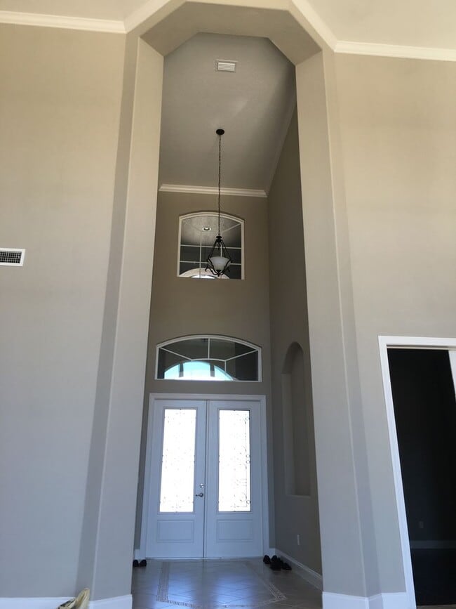 Building Photo - Executive Gated Pool Home Located in Winde...