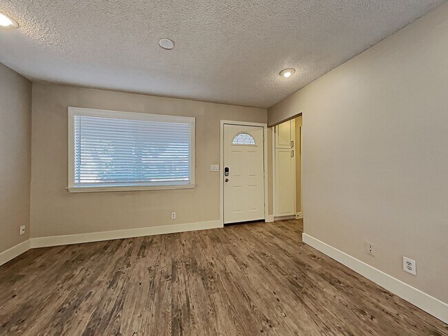 Building Photo - 3137 La Mesa Dr