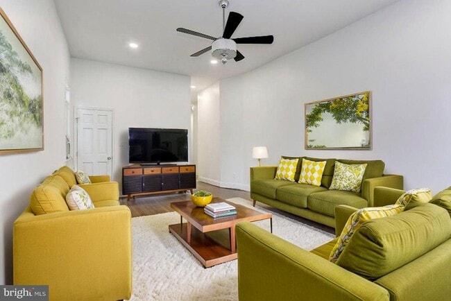 Building Photo - 638 G St NE