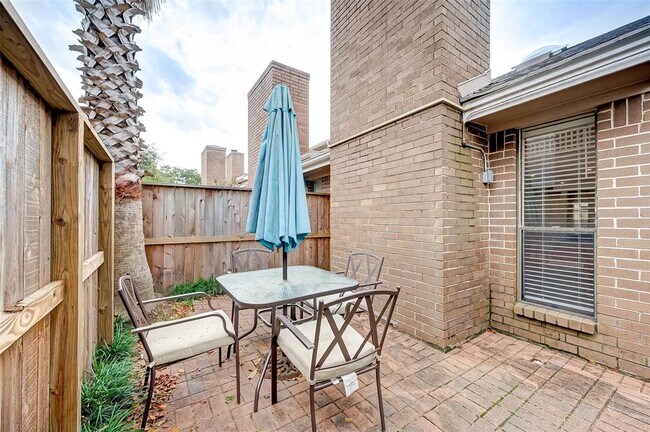 Building Photo - 13922 Hollowgreen Dr