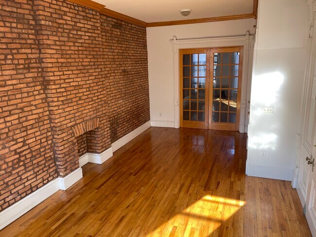 Building Photo - 373 Madison St