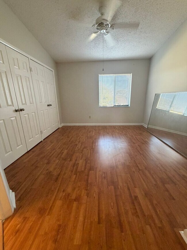 Building Photo - Townhouse in Countryside