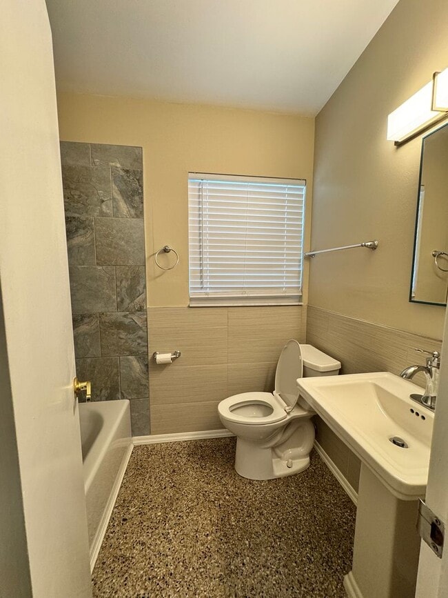 Building Photo - 813 Center Ln