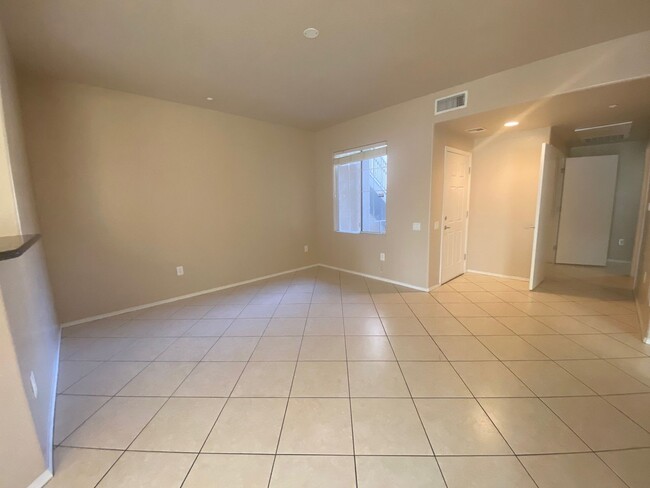 Building Photo - One bedroom Townhome with attached garage!