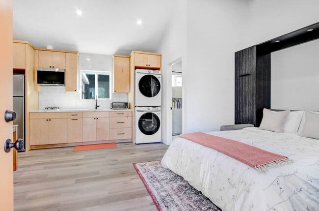 Building Photo - Charming studio in Garden Grove, Available...