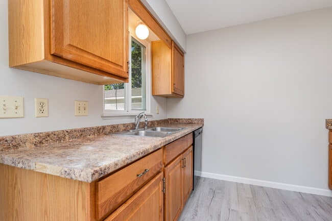 Building Photo - Updated 2-bedroom Duplex at $1150/month