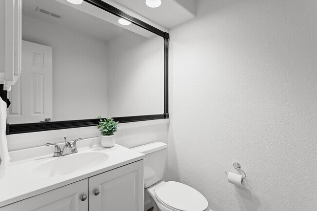 Building Photo - Recently Updated 3 Bedroom 2 Bath Home - B...