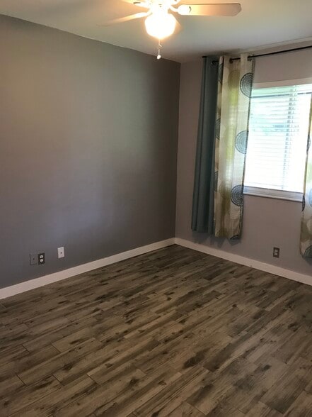 Building Photo - 125 NE 30th Ct