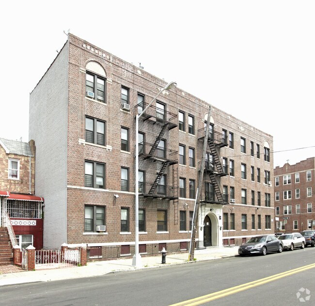 Building Photo - Maple Court