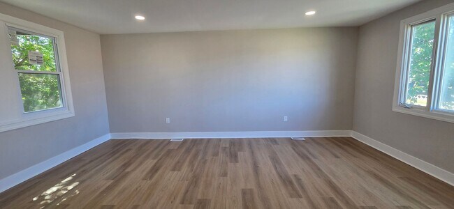 Building Photo - 1019 Green Ln