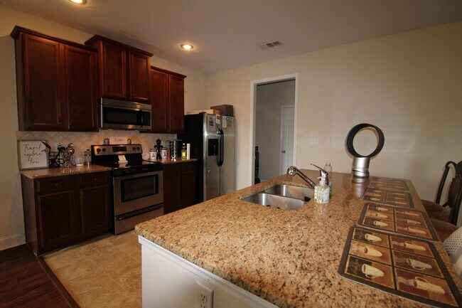 Building Photo - 650 Dunrobin Ln