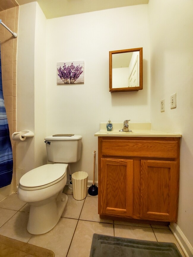 Building Photo - 889 Green St