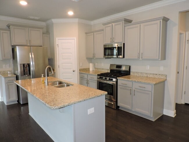 Building Photo - Beautiful home in gated community!