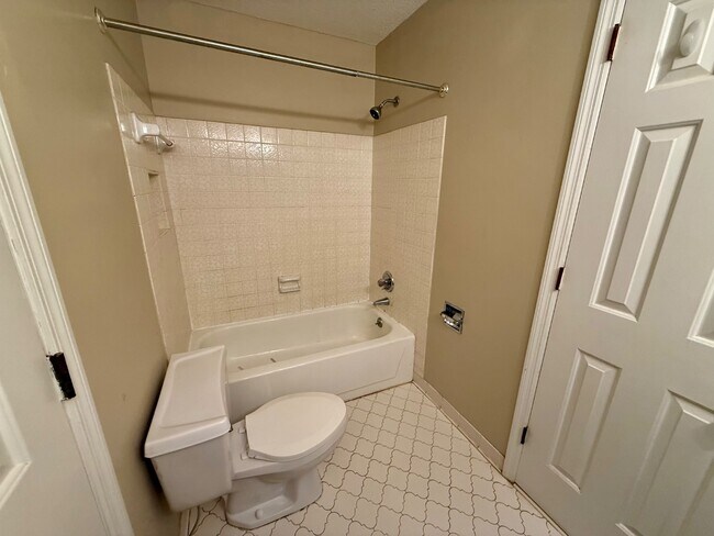 Building Photo - 2040 Woodlawn Dr SW