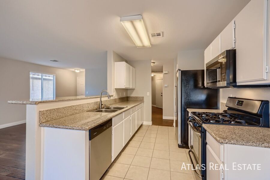 Building Photo - 5531 Los Lobos St