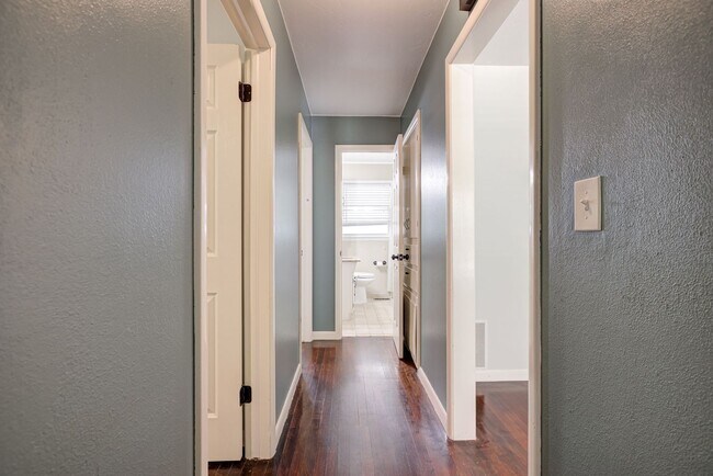 Building Photo - * * * $750 MOVE-IN SPECIAL!!! * * * Charmi...