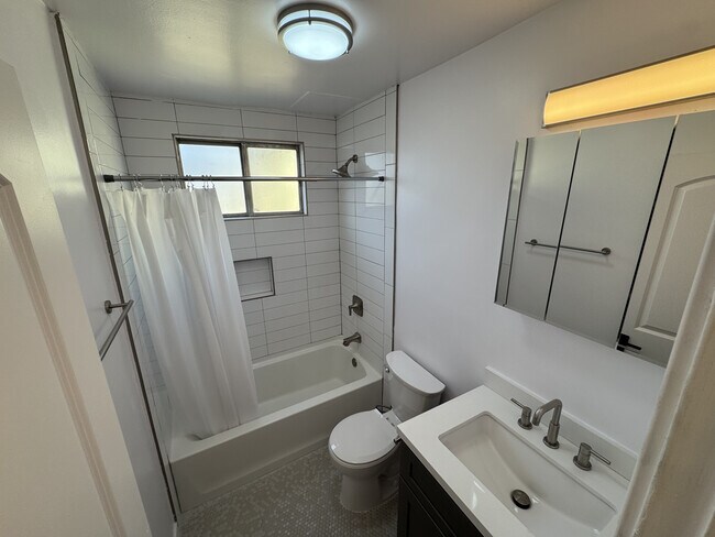 Building Photo - 1165 N Normandie Ave