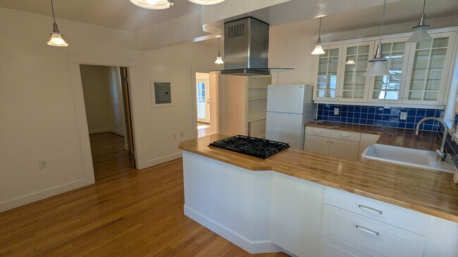 Building Photo - 816 Addison St