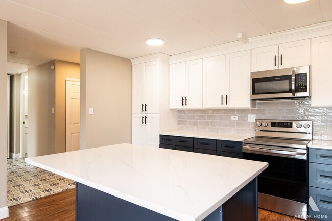 Building Photo - 18 E Old Willow Rd