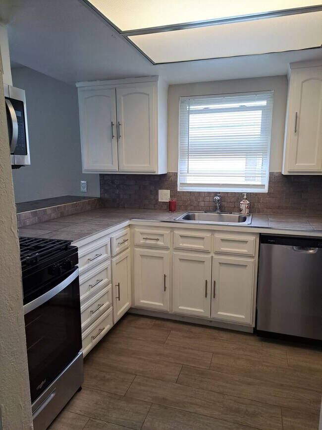 Building Photo - 1835 Carmona Ave