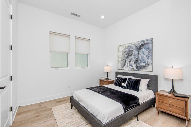 Building Photo - Fantastic 5 bed 4.5 bath with Pool in Porter Ranch !