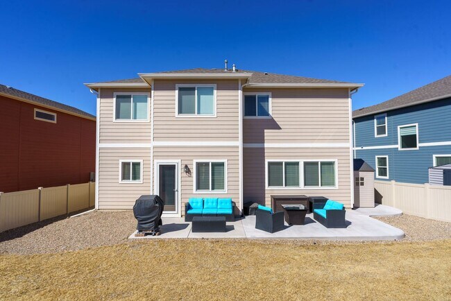 Building Photo - Like new in Ventana! 4 bedroom,3 bath, fen...