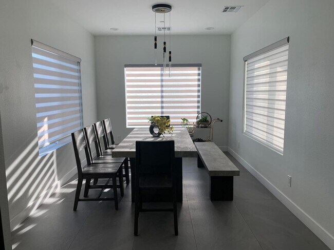 Building Photo - Fully Furnished 4BR + RV Garage