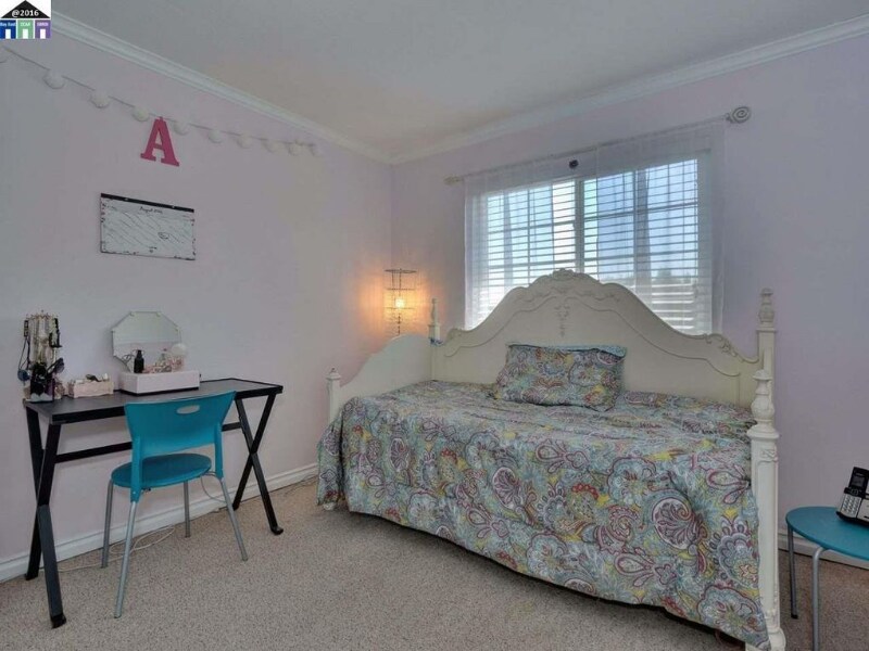 Building Photo - 3813 Lake Ontario Dr