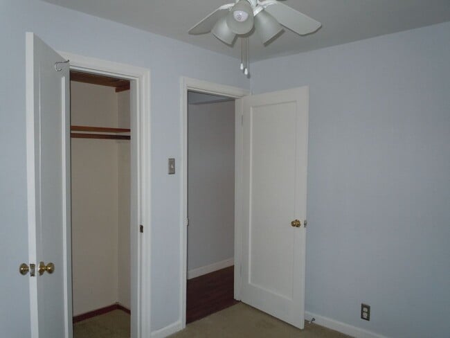 Building Photo - Cute Two Bedroom Cottage with Garage!