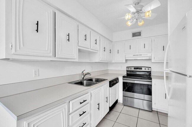 Building Photo - Beautiful 2 bedroom 2 bath in Delray - Desired 55+ community