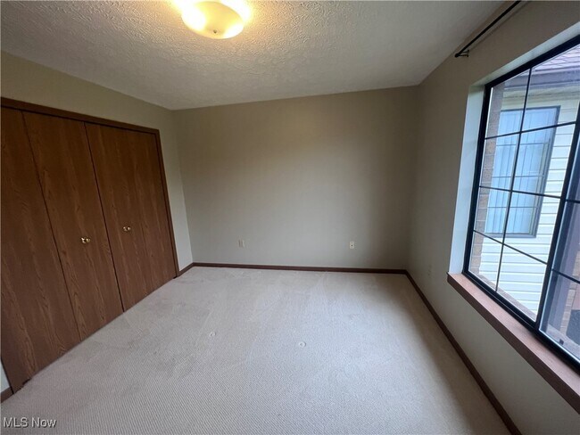 Building Photo - 8591 Scenicview Dr