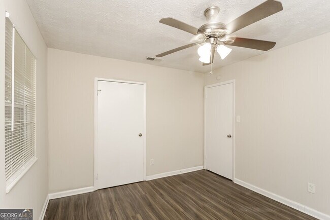 Building Photo - 599 Plainville Dr SW
