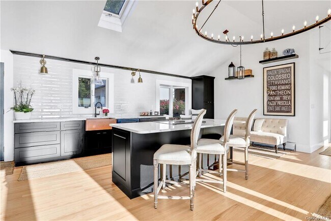 Building Photo - 381 Lakeside Rd