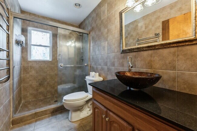 Building Photo - Bergenfield NJ Split Level Spacious Single Family home