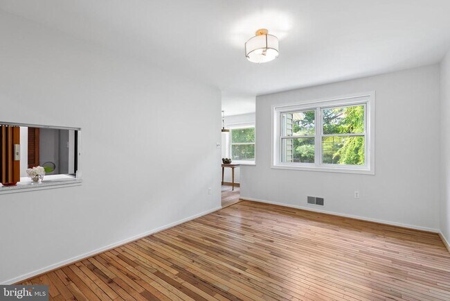 Building Photo - 1222 Noyes Dr
