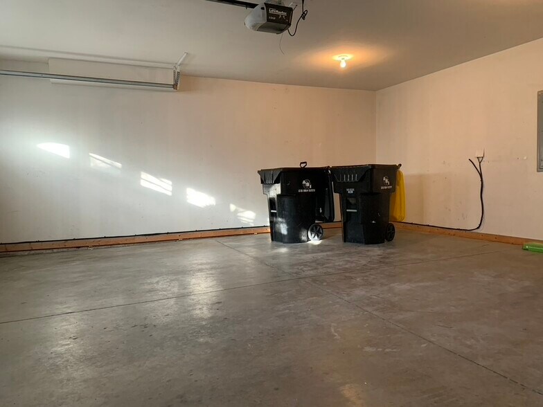 2-car Garage - 387 NE Kingwood