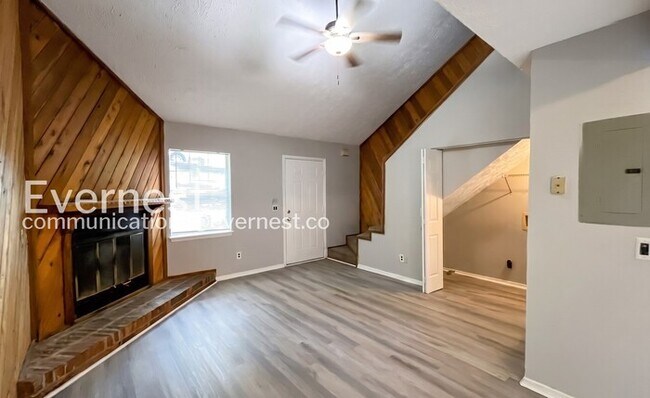 Building Photo - 2 Bed/2 Bath Home with Modern Amenities / Pet-Friendly / Available Now!