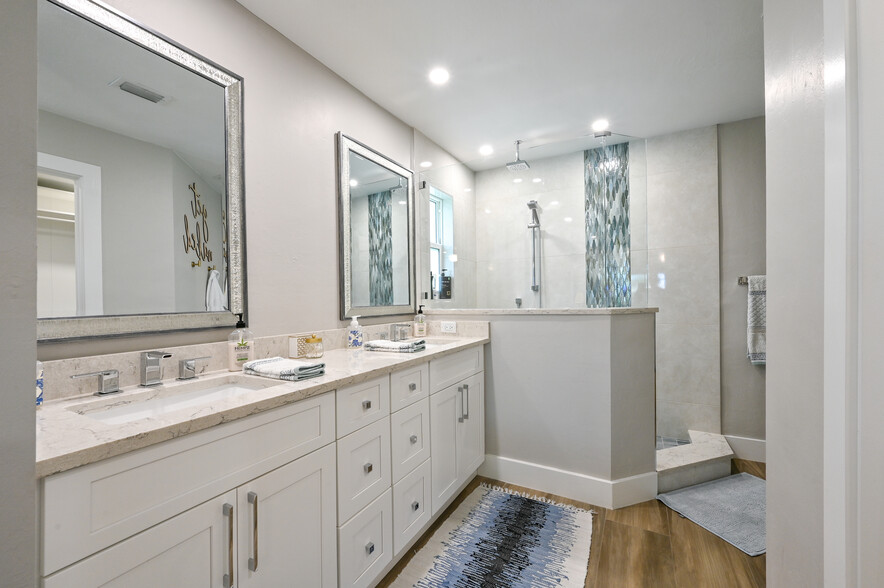 Master bath - 2305 Kings Lake Blvd