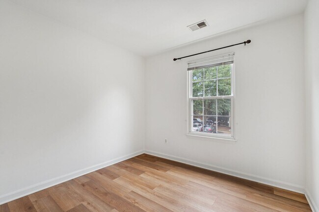Building Photo - Great Location for schools, shopping and d...