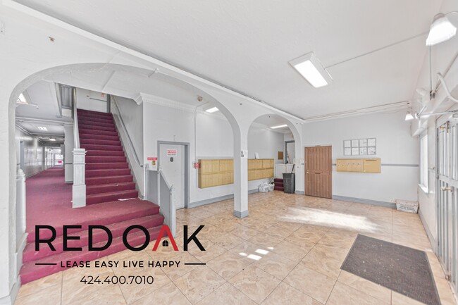 Building Photo - 400 S Kenmore Ave