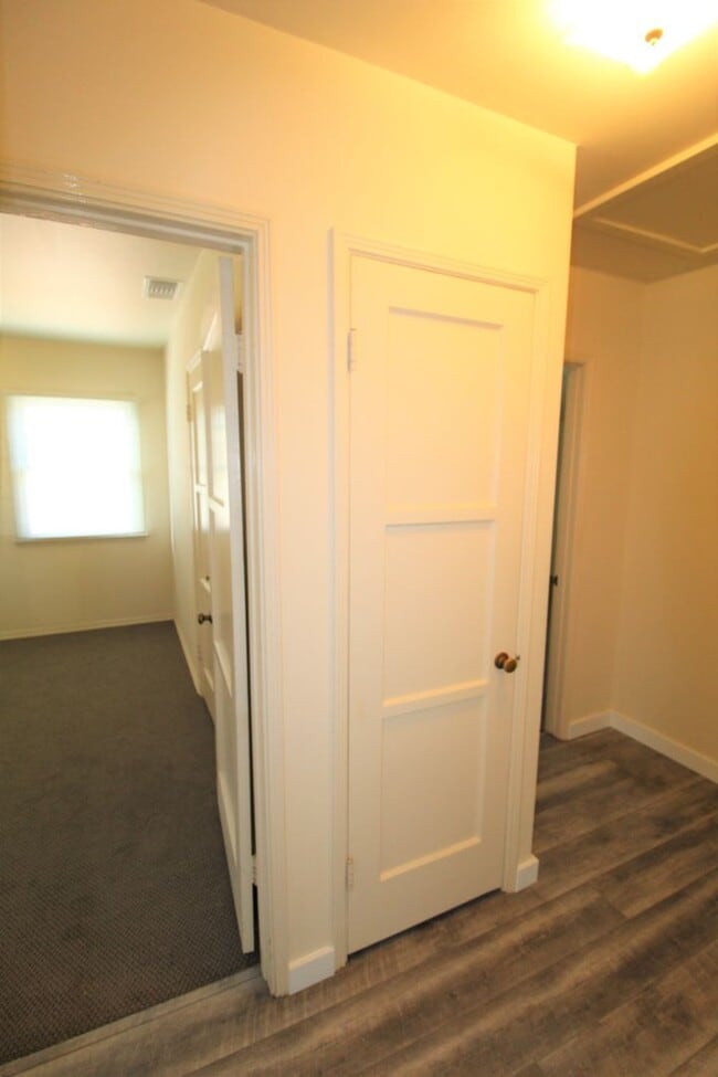 Building Photo - Quaint Home in Desirable Midtown Neighborhood!