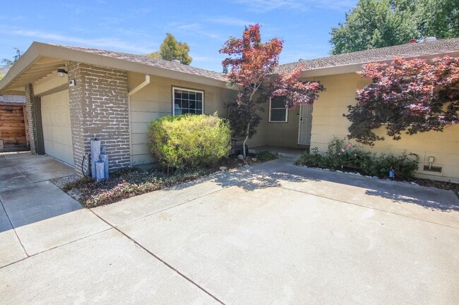 Building Photo - 6946 Pampas Way