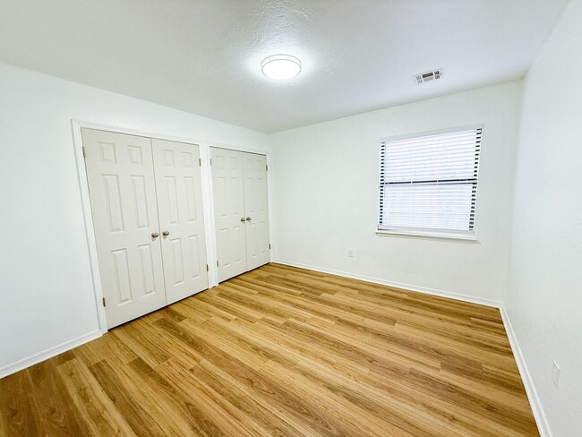 Building Photo - Beautifully Updated 4 Bedroom 2 Bathroom i...