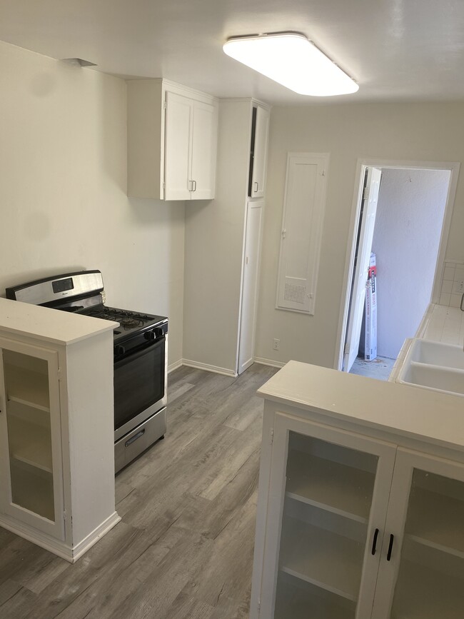 Kitchen - 2550 Greenfield Ave