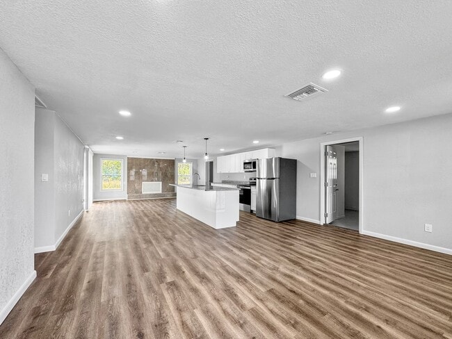 Building Photo - Fully Renovated 3-Bed, 2-Bath Home with Ga...