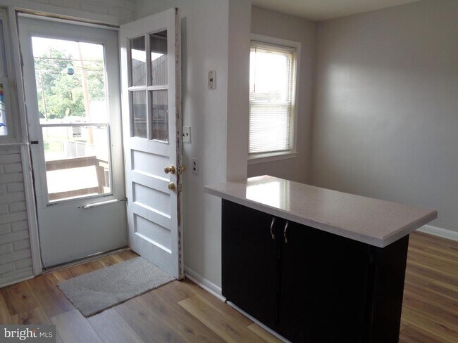 Building Photo - 2245 Graythorn Rd
