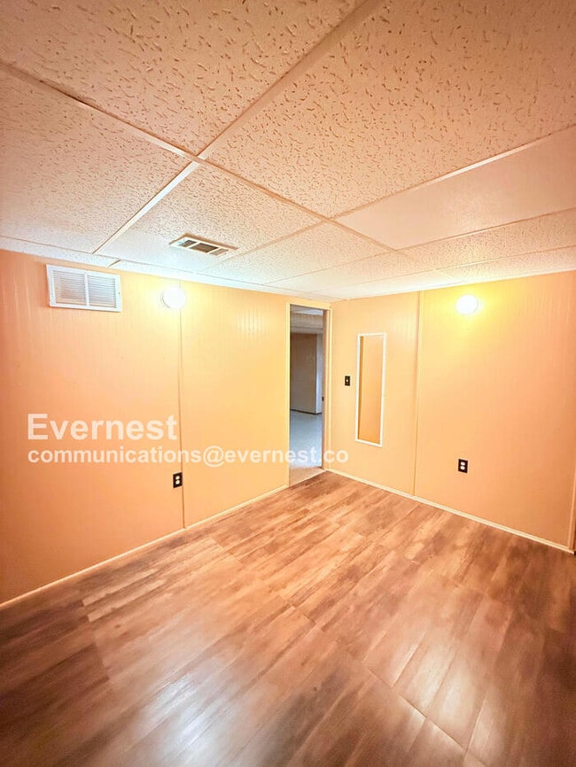 Building Photo - W/D Included! Single-Family Home w/ Centra...